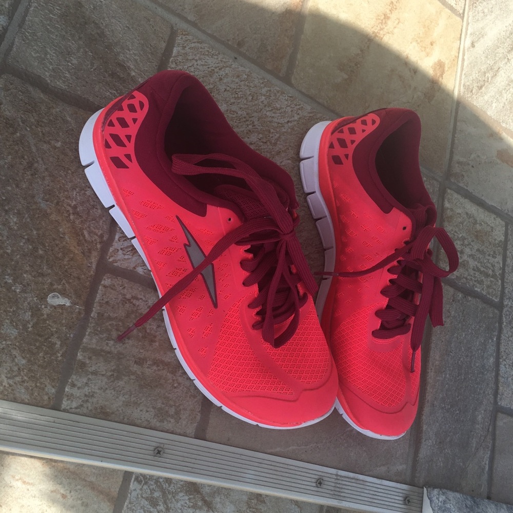 women’s athletic shoe avia
